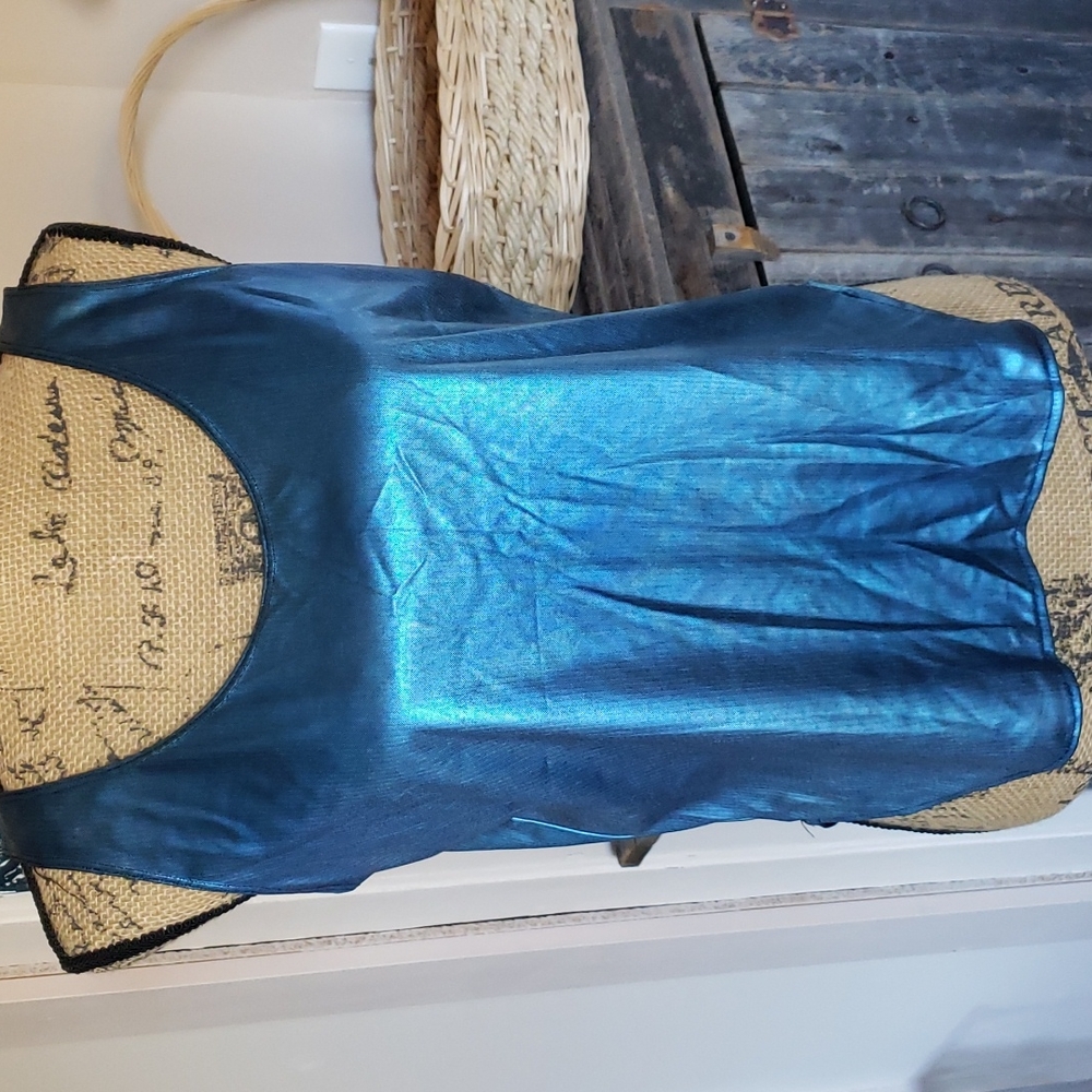 💦90s blue irradesent tank size Medium, gently loved, dancing anyone💦